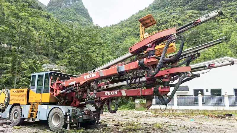 廣西出售21年五新三臂鑿巖臺車